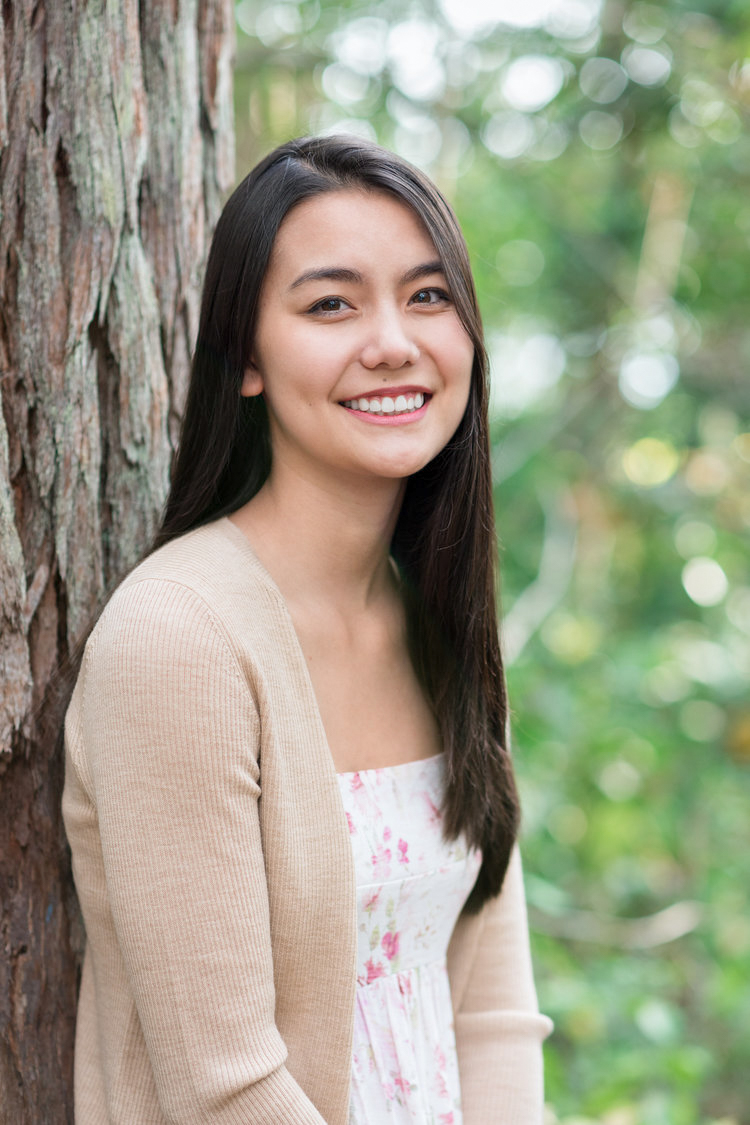 Oahu Senior Portrait Photographer | Teen girl leaning against a tree at park on Oahu