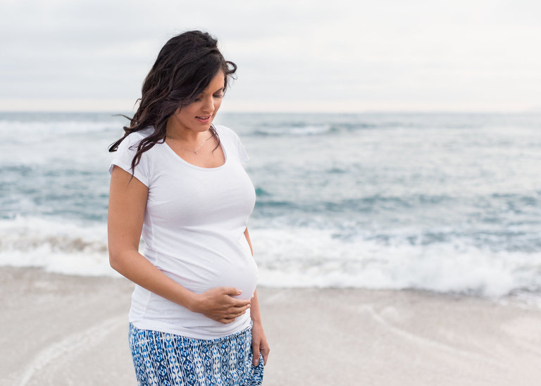 Honolulu Oahu Maternity Photographers | Pregnant woman on beach
