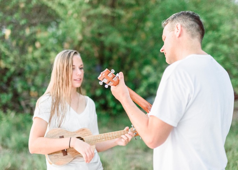 Oahu Family Photographer | dad and daughter playing ukuleles