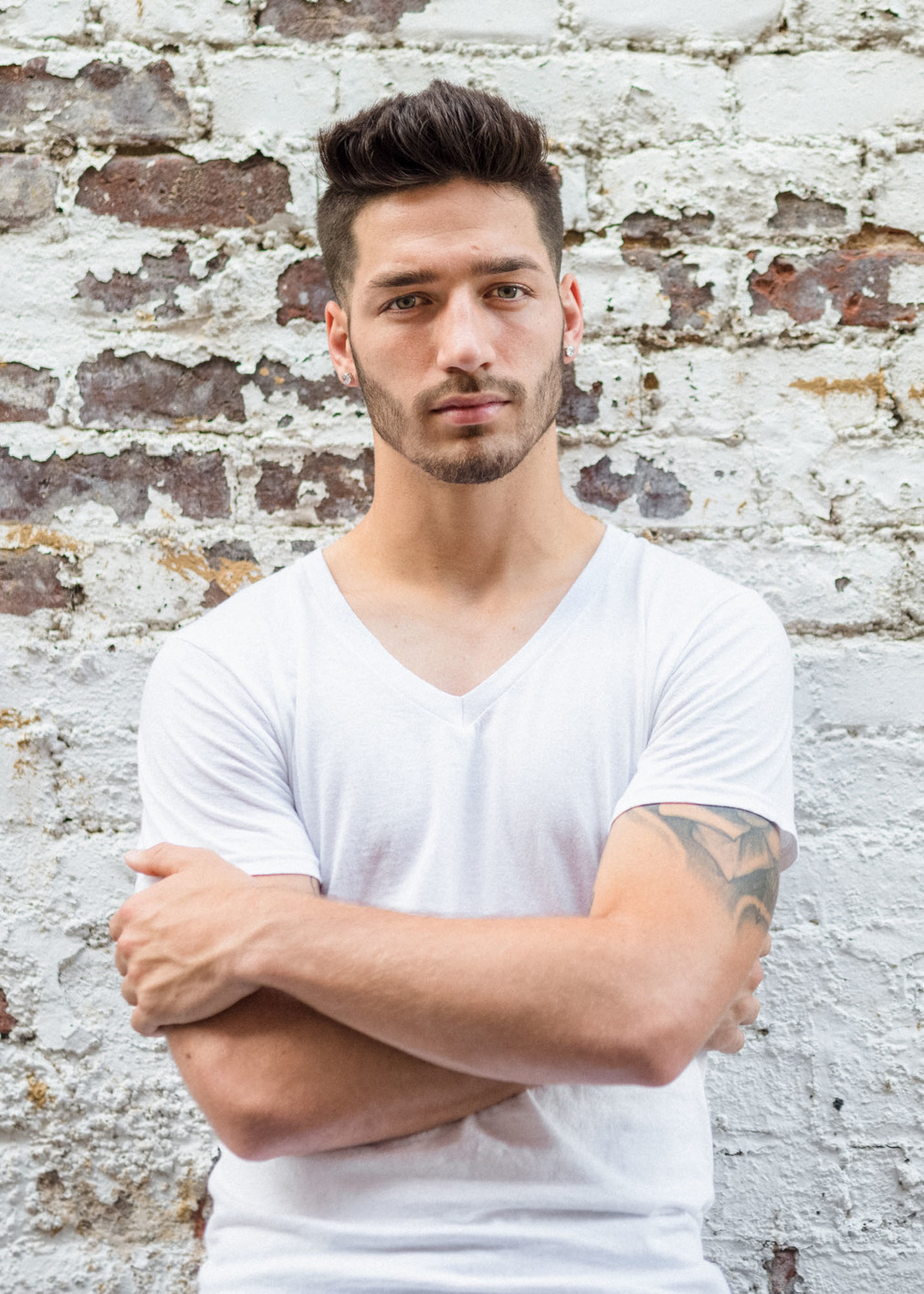 Oahu Senior photographers | guy standing in front of brick wall.