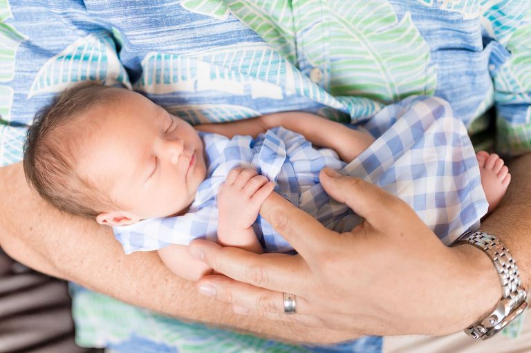 Oahu Newborn Photographer Kailua | Dad holding newborn daughter