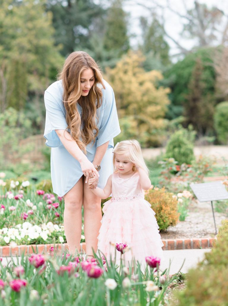 Oahu Family Photographer Honolulu, Hawaii | mother and daughter looking at tulips in garden